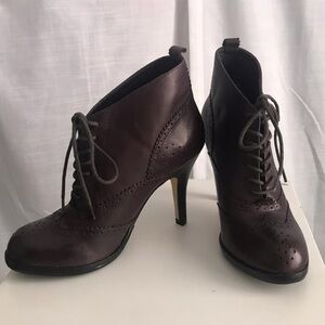 Very Volatile “Billy” Wine Heeled Oxford Booties – Wingtip Brogue Style – Size 9